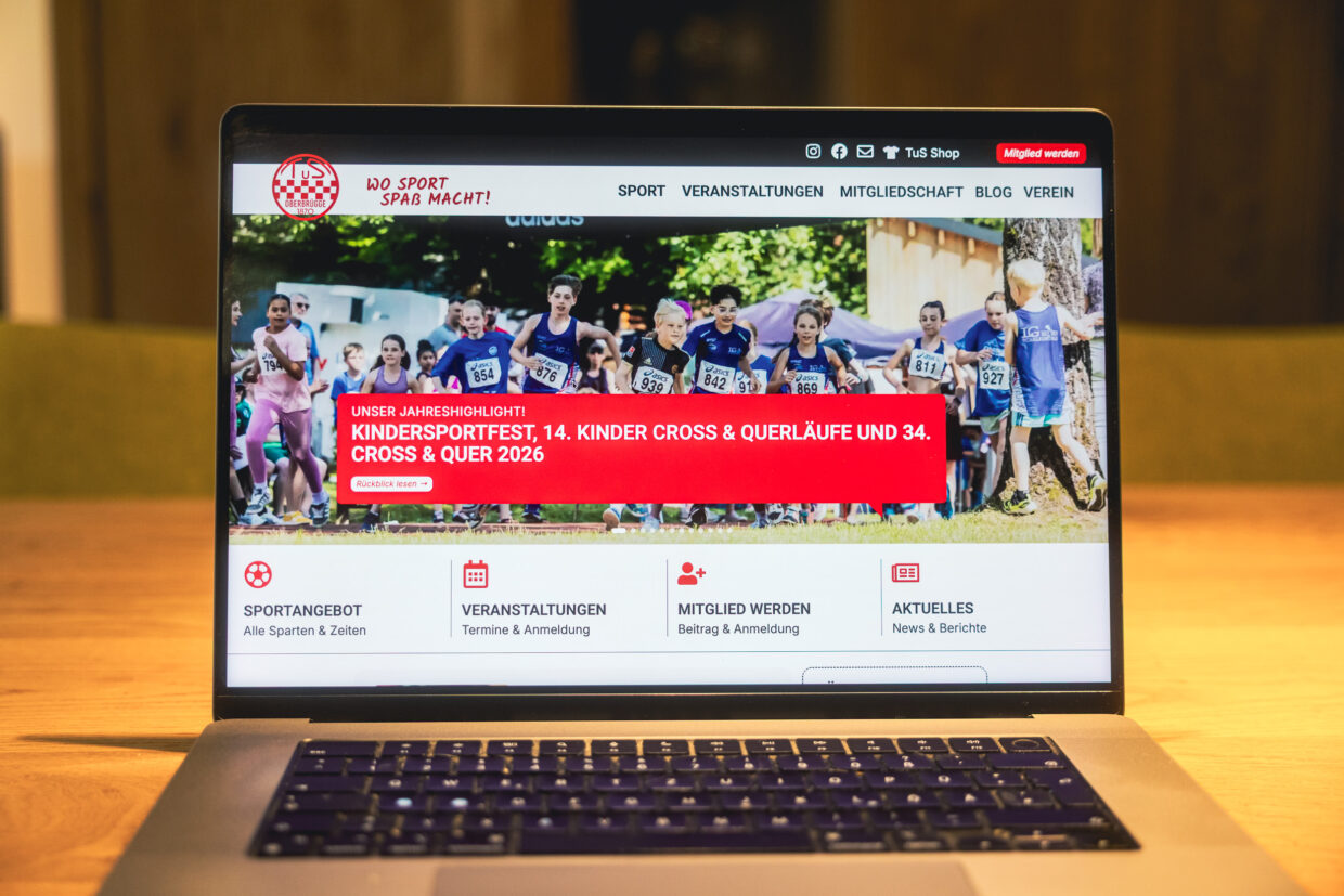 Die neue Webseite auf dem Bildschirm eines Laptops