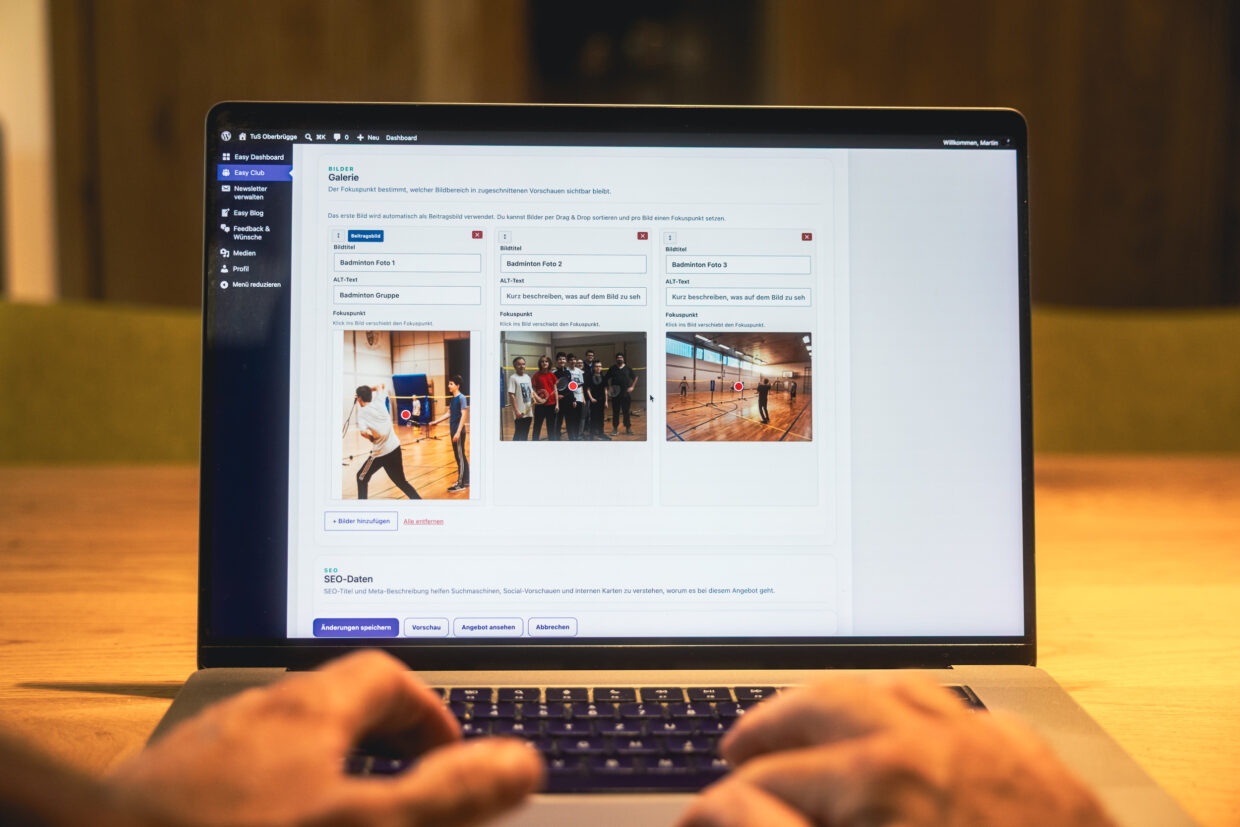 Bilder auf dem Bildschirm eines Laptops