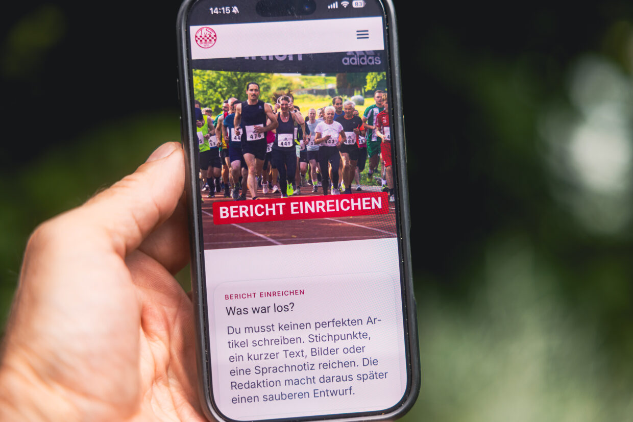 Das „Bericht einreichen“ Formular auf dem Bildschirm eines Handys