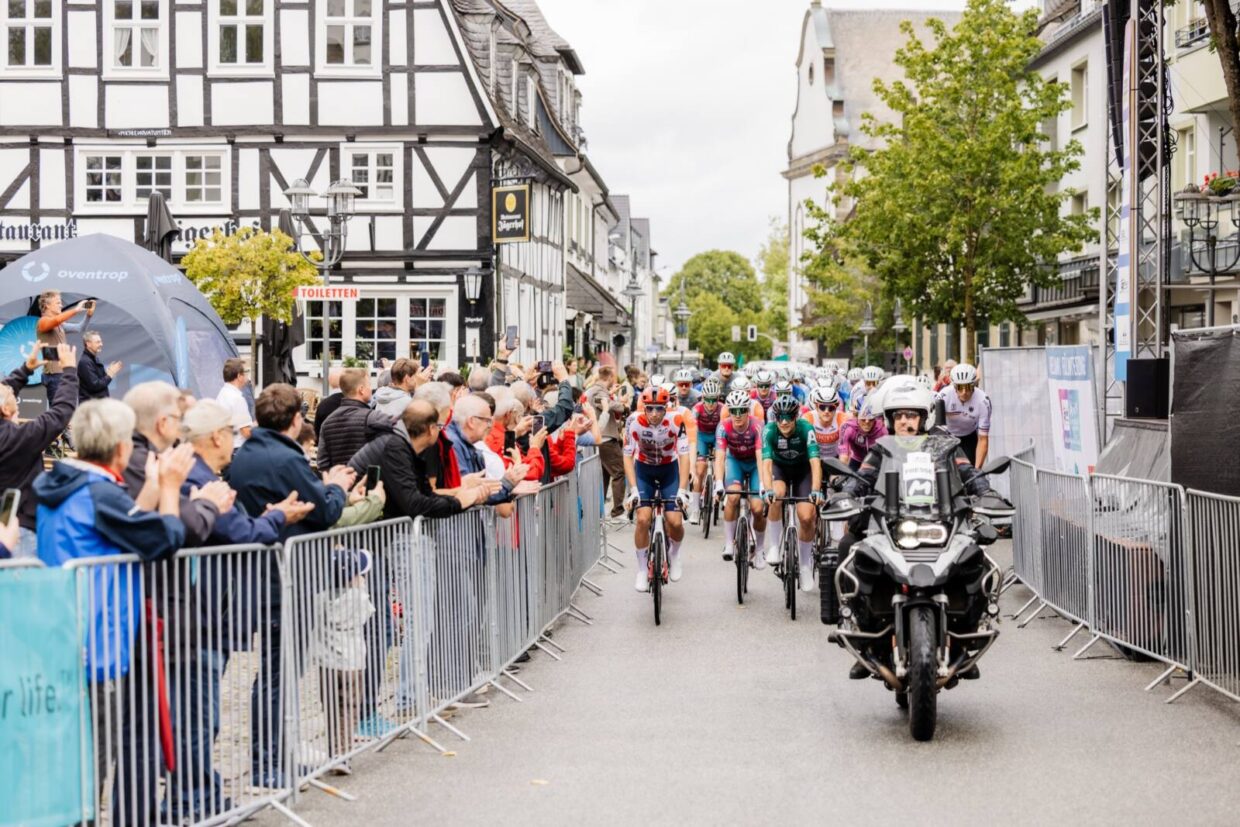 Fachwerkstatt mit Zuschauern und Rennrad-Rennfahrern