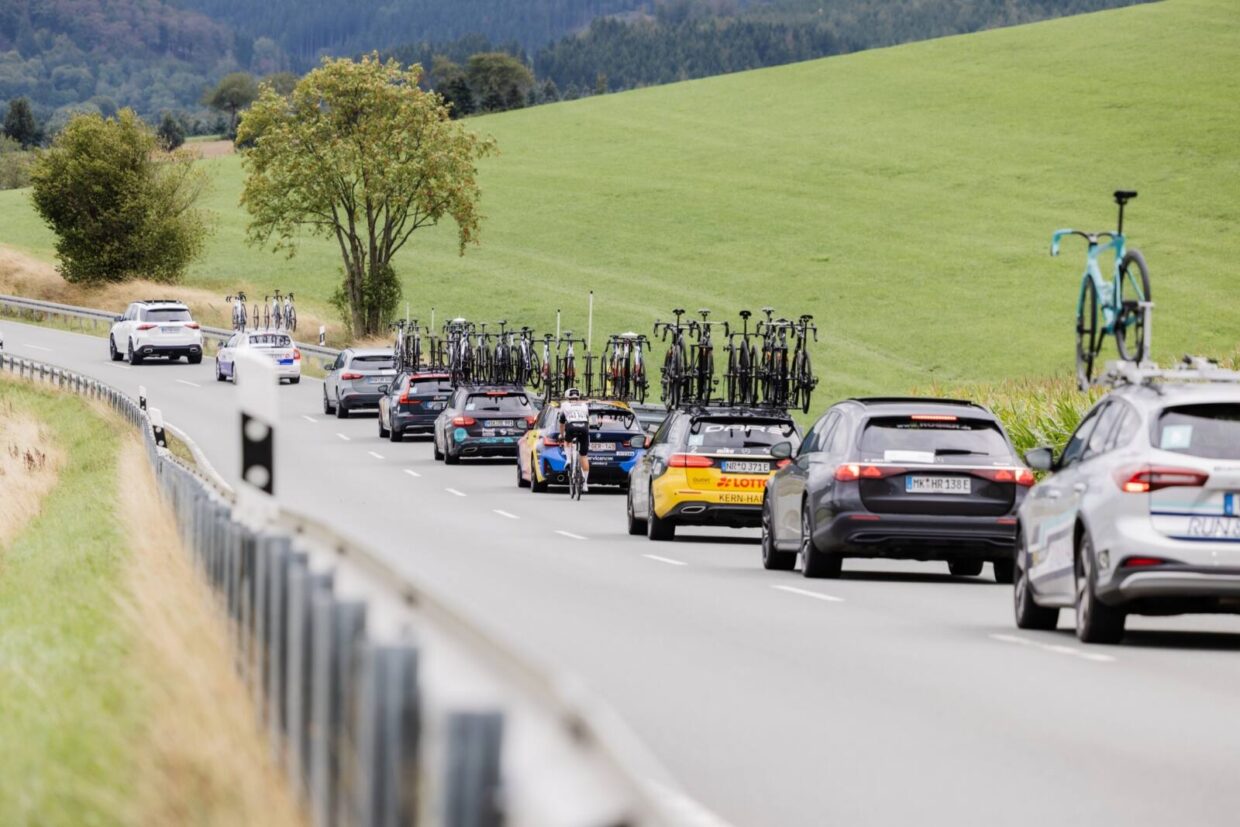 Viele Autos mit Fahrrädern