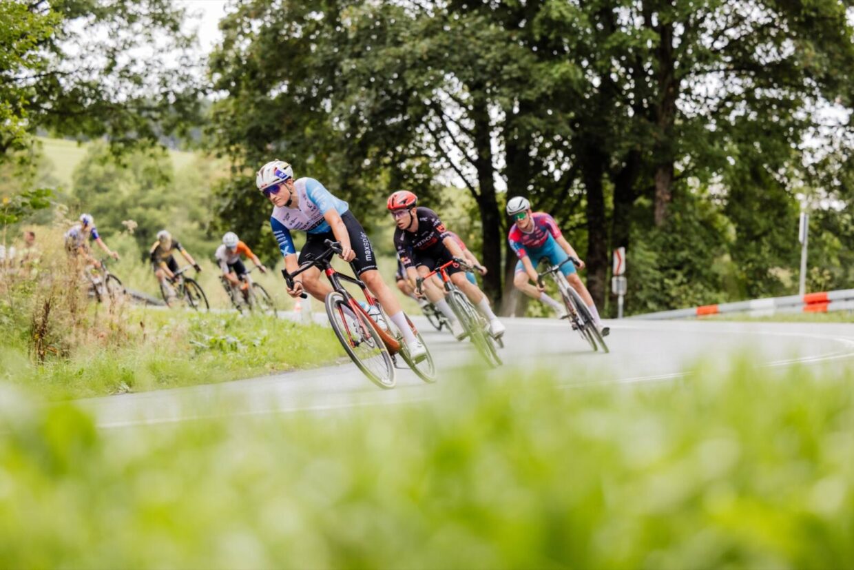 Schnelle Kurve mit Rennradfahrern