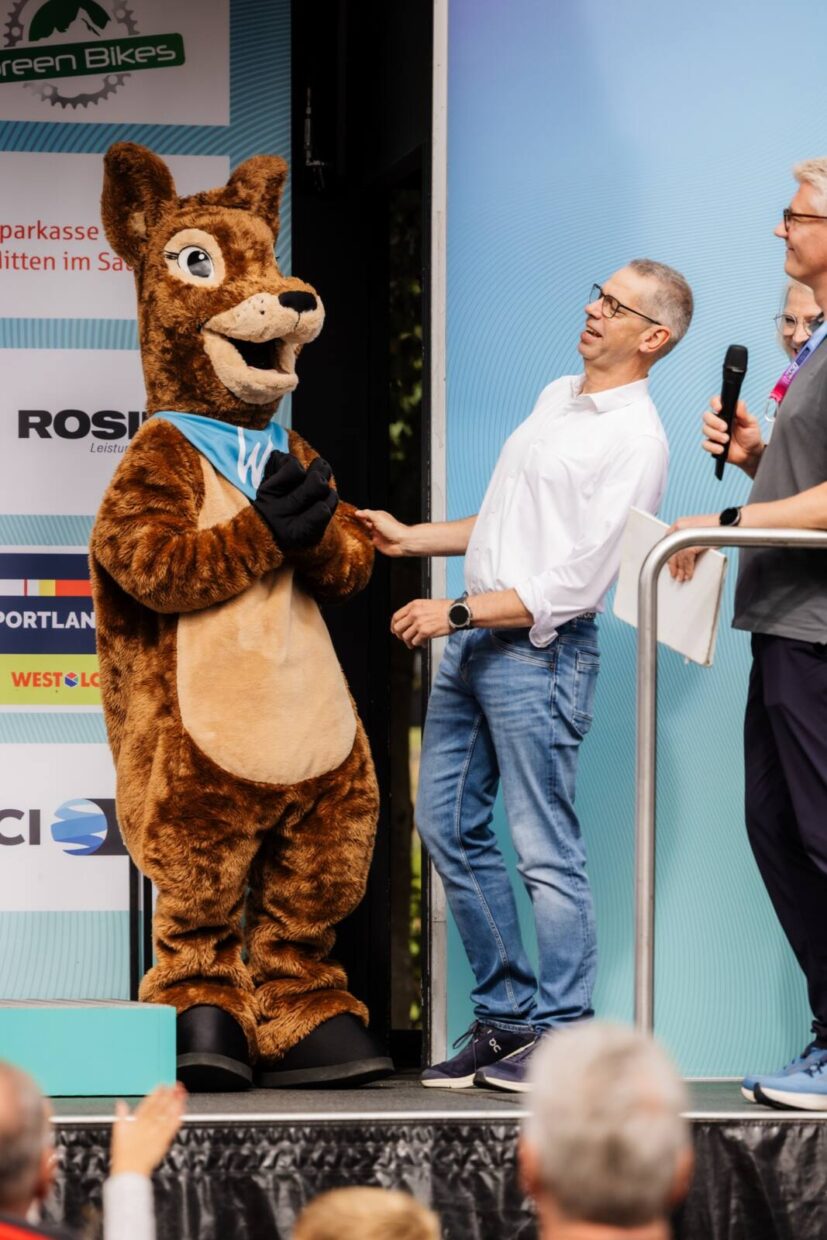 Mensch als Reh verkleidet neben einem Mann