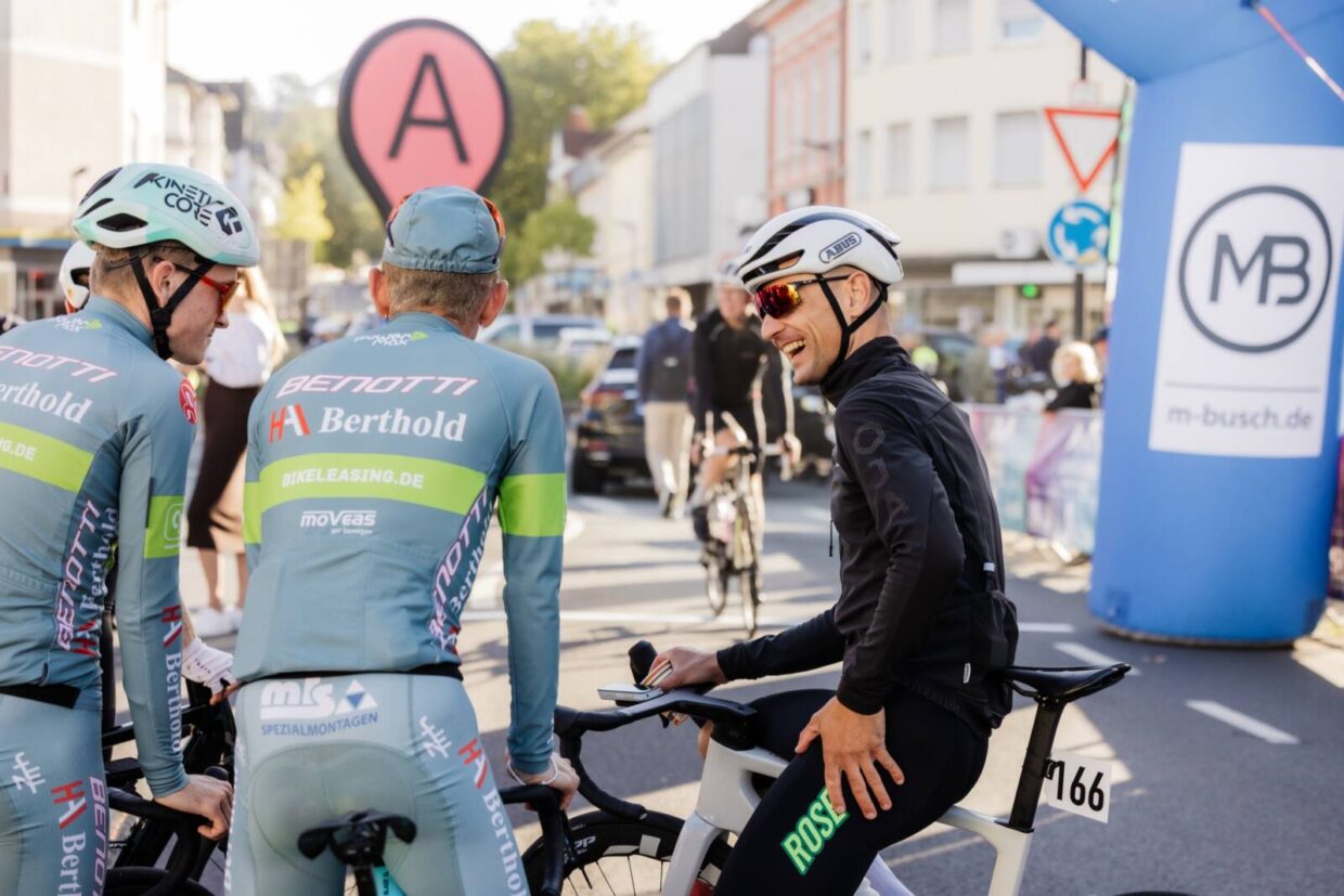 Rennradfahrer unterhalten sich und lachen