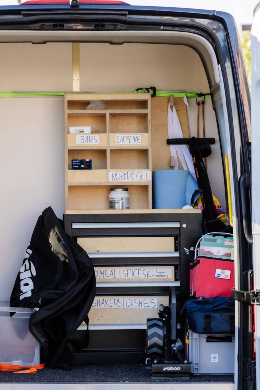 Blick in einen zum Camper ausgebauten Kastenwagen mit Regal
