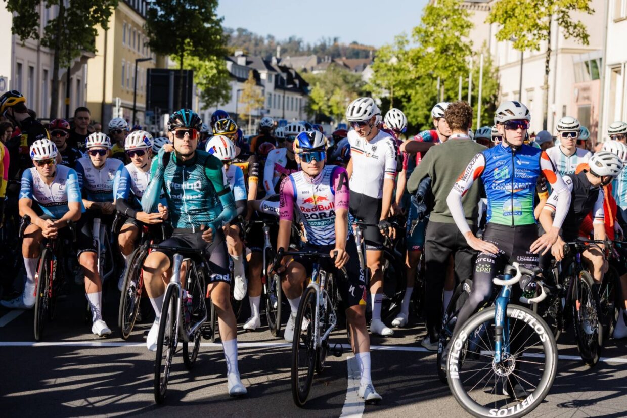 Rennradfahrer am Start eines Rennens