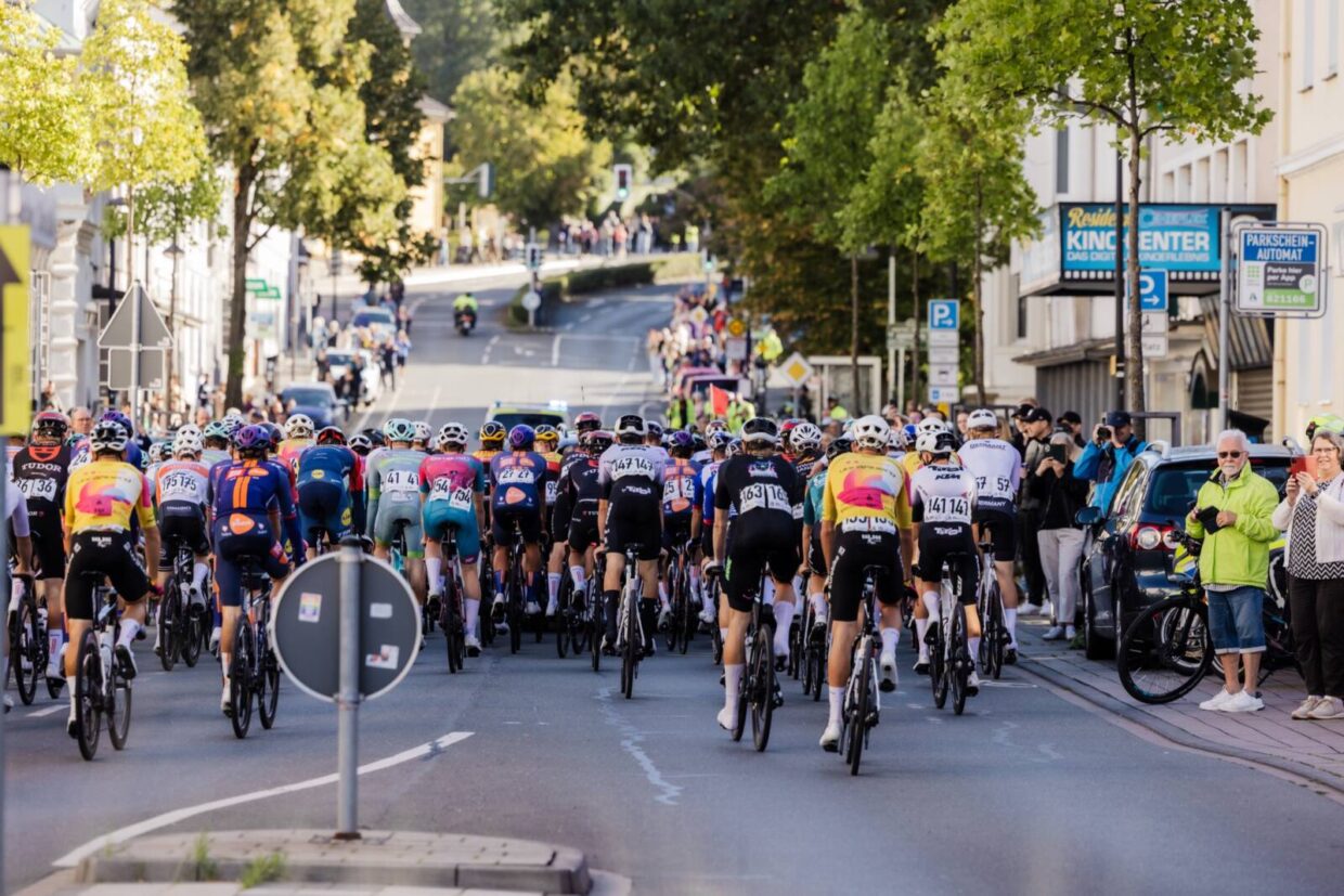 Rennradfahrer im Pelotin