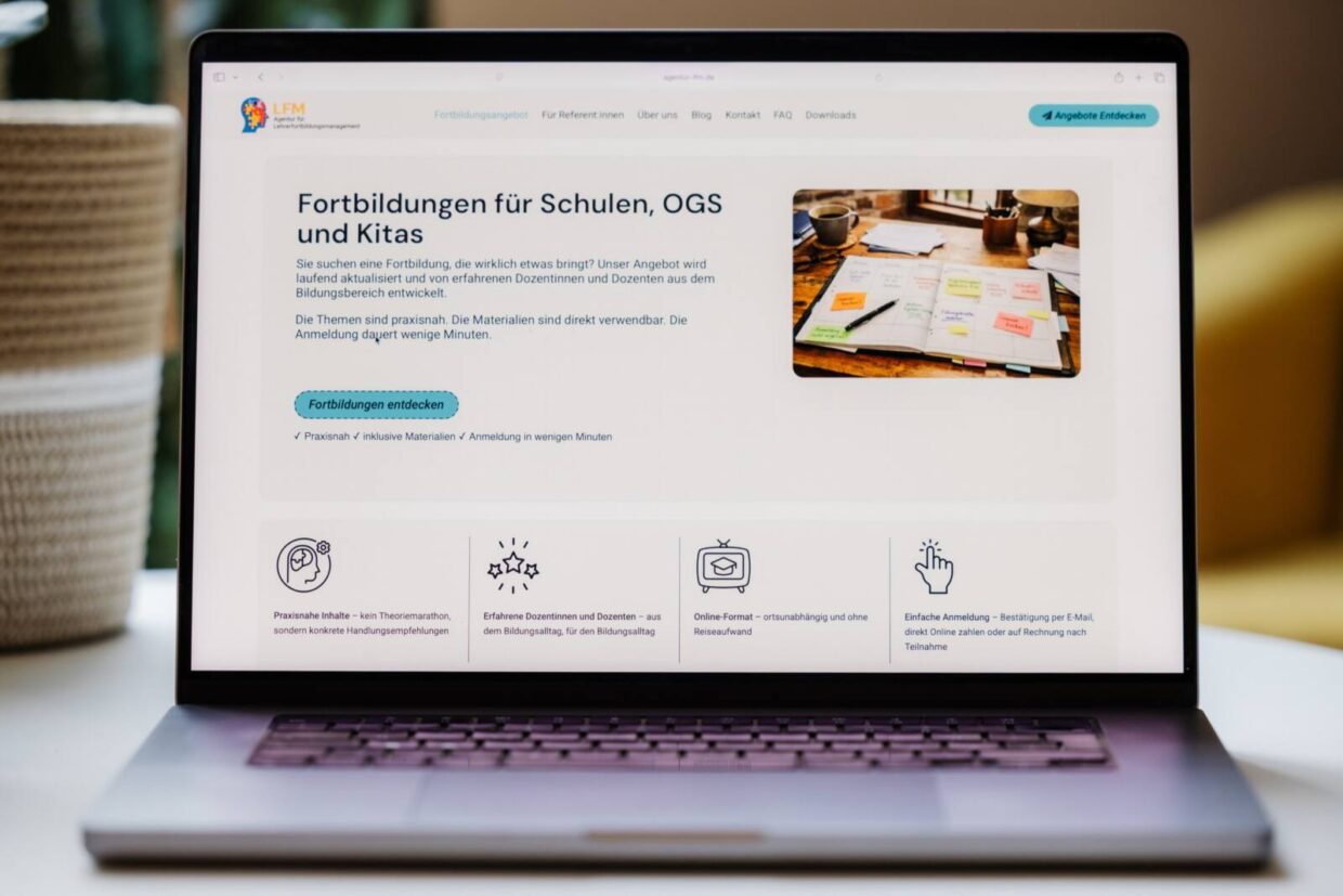 Notebook auf einem Couchtisch