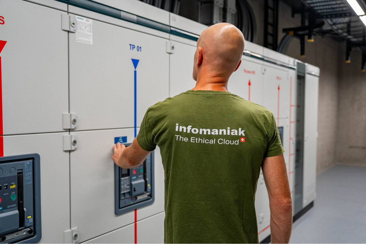 Infomaniak Mitarbeiter im Serverraum